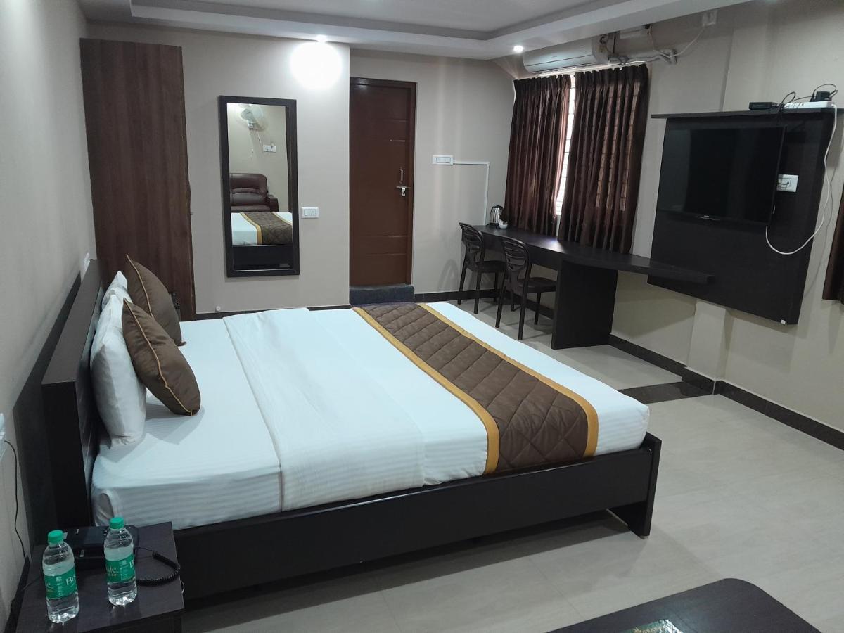 The Nisarga Grand Hotel Бангалор Екстериор снимка